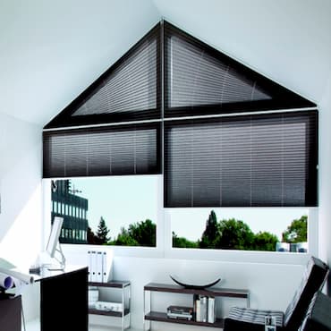 Шторы плиссе с электроприводом сложной формы