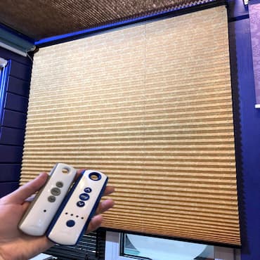 Шторы плиссе с электроприводом на вертикальные окна