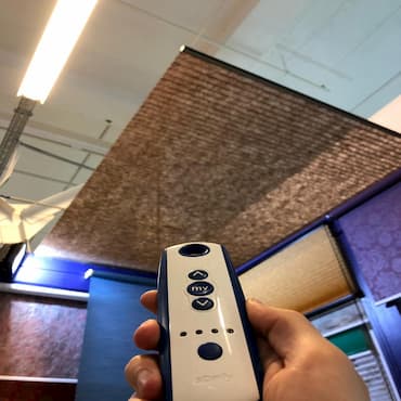 Шторы плиссе с электроприводом на потолочные окна