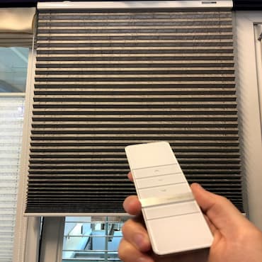 Шторы плиссе с аккумулятором на вертикальные окна